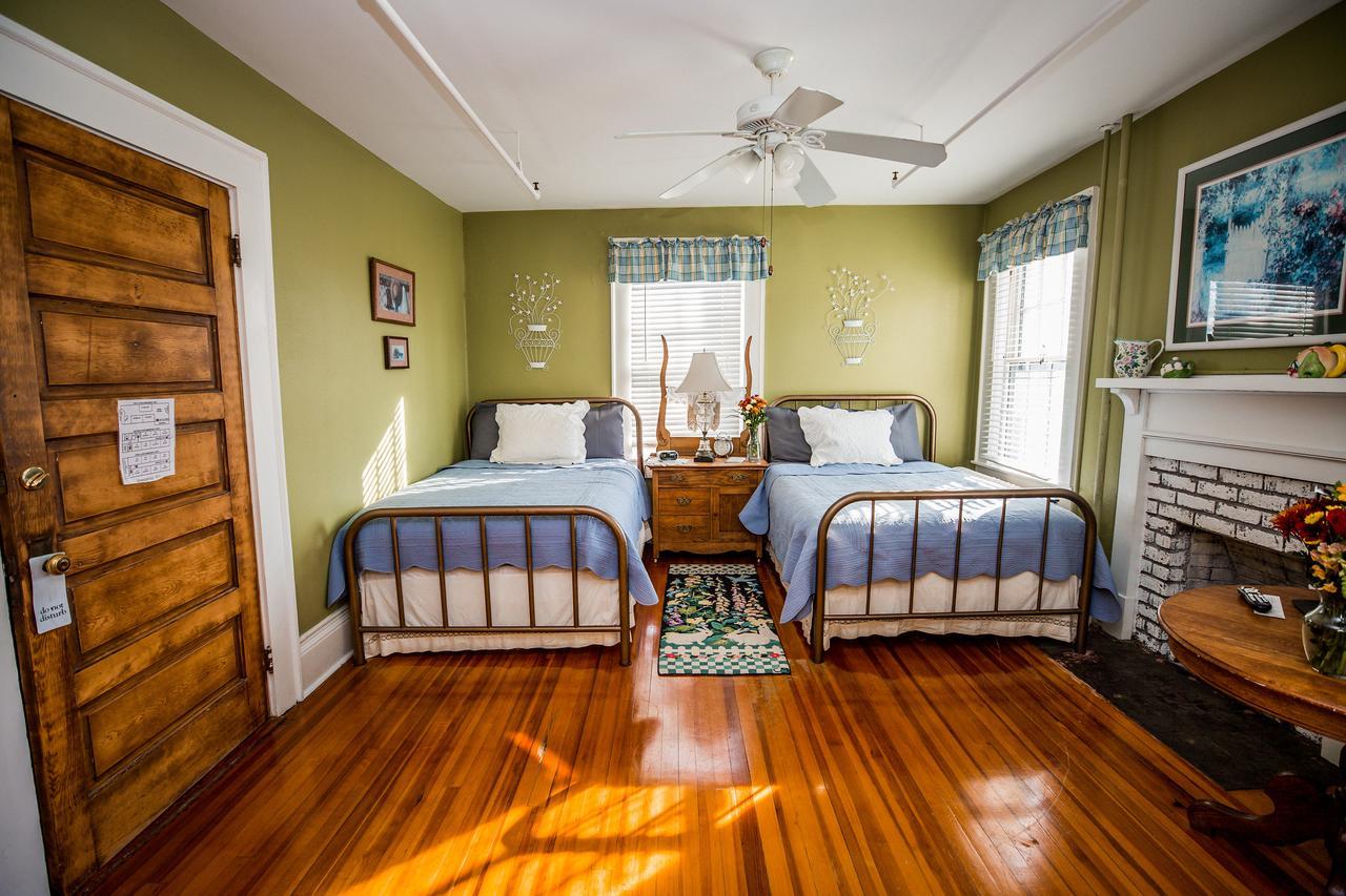 헨더슨빌 The Henderson B&B 외부 사진